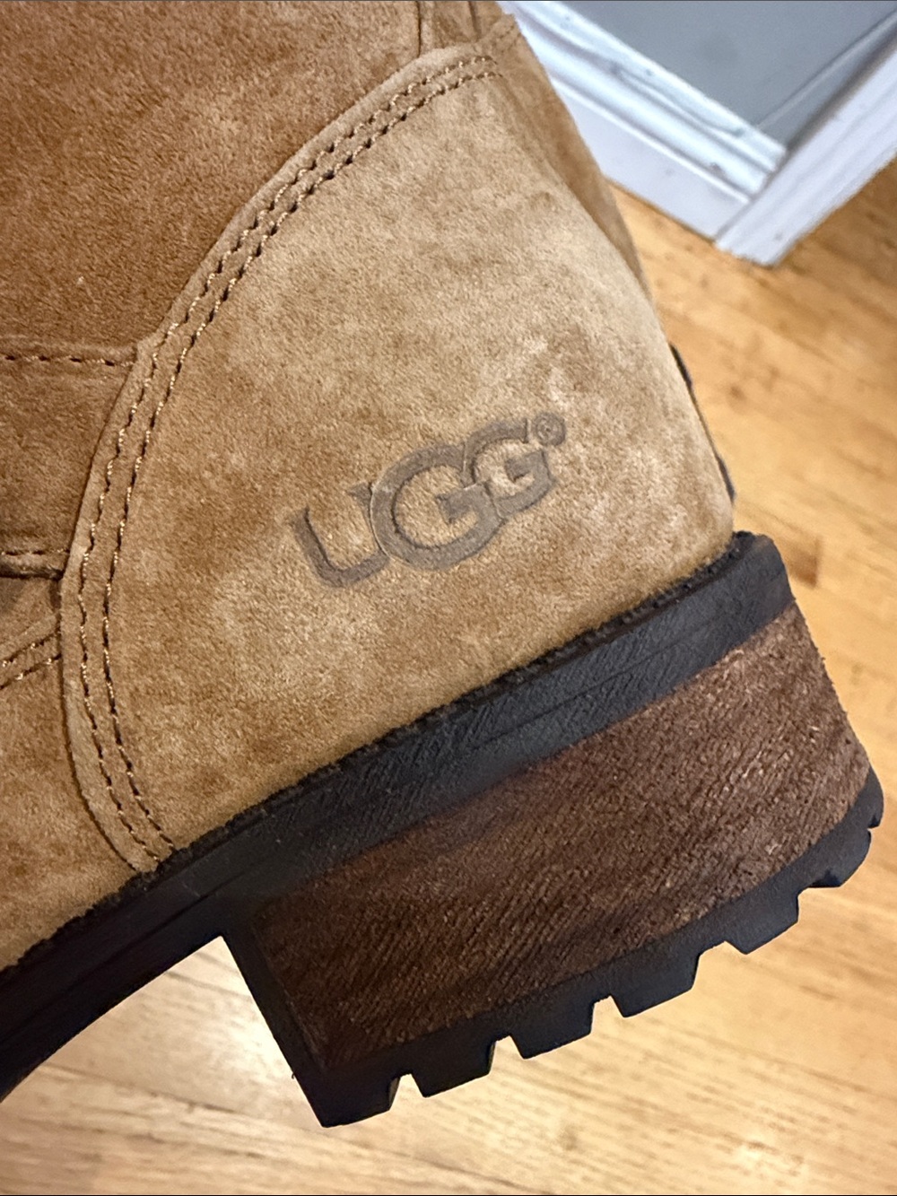 Ugg Chaney Suede Boot New w/o the box size 6.5 - Picture 12 of 17